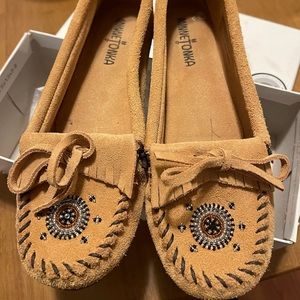 Minnetonka Me to We moccasins EUC